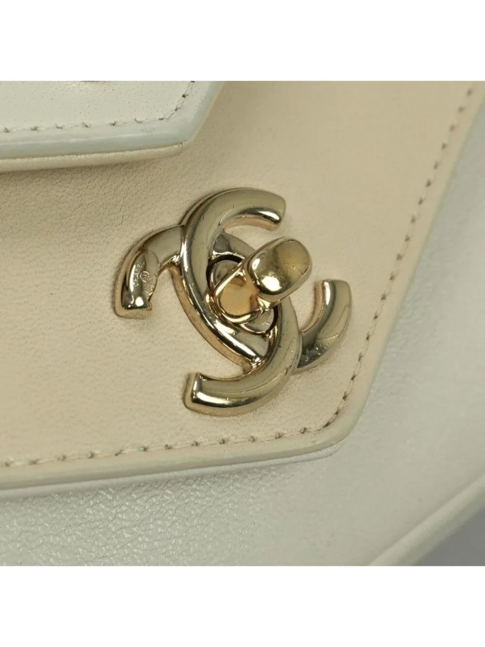 Chanel Blanc Stitch Shoulder Bag Calfskin Beige Gold Chain Bag CC Logo Turnlock